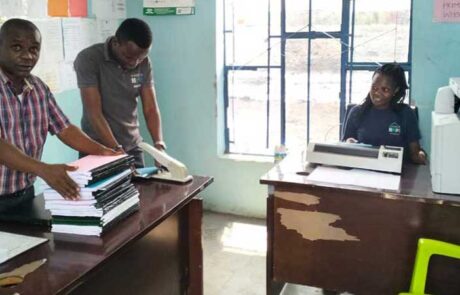 Druckerei an der Schule in Tansania